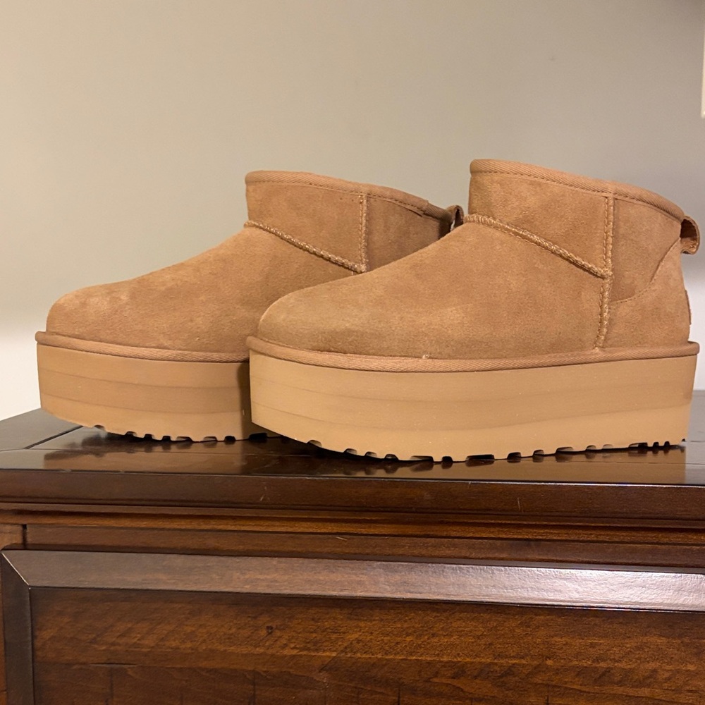 UGG Women’s Classic Ultra Mini Platform Boots - Picture 3 of 16